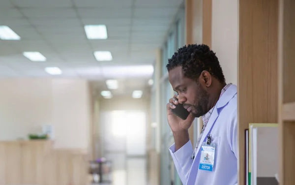 Bonito Médico Sexo Masculino Falando Telefone Celular Clínica Hospital Espaço — Fotografia de Stock