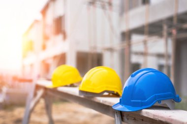 Güvenlik İnşaat İşçisi Şapkası Mavi, beyaz, sarı, turuncu. İnşaat ekibinin çalışmalarının kalitesi olmalı. İster mühendis olsun, ister inşaat işçileri. İş yerinde takacak bir kaskım var..