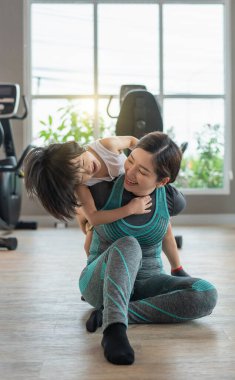 Oğlu annesine sarılıyor. Tarif edilemeyecek, sadece hissedilecek türden bir aşk. Anne ve oğul, genç anne ve oğlu, yerde oturup birbirlerine sevgi gösteriyorlar, anne-çocuk ilişkisi..