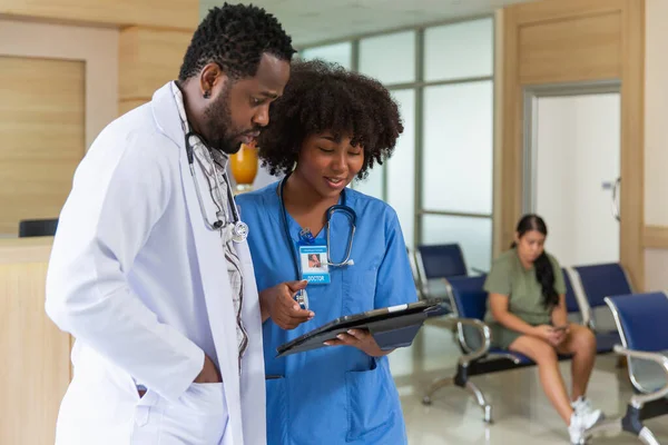 Médico Negro Feminino Falando Seriamente Olhando Para Tablet Digital Corredor — Fotografia de Stock