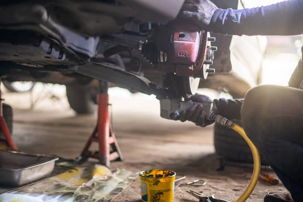 Foco Selectivo Freno Disco Coche Proceso Reemplazo Neumáticos Nuevos Reparación — Foto de Stock