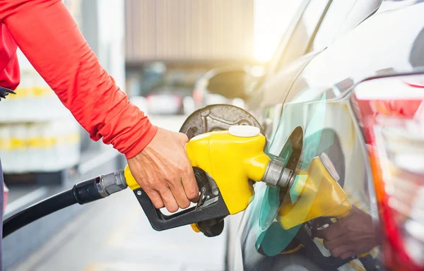 Repostaje Coches Gasolinera Empleados Masculinos Controlaban Bomba Combustible Con Boquillas — Foto de Stock