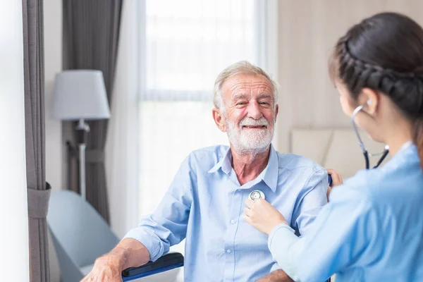 Primo Piano Giovane Medico Generico Cardiologo Che Utilizza Stetoscopio Controllo — Foto Stock