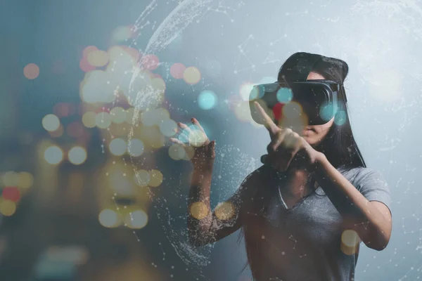 Mujer Joven Con Gafas Realidad Virtual Concepto Tecnología Futura —  Fotos de Stock