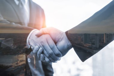 Çifte çekim, iş adamları el sıkışıyor..