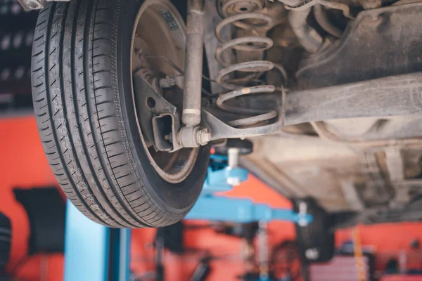 Auto Mechanic Repairs Tires Takes Car Men Garage Fix Problem — 스톡 사진