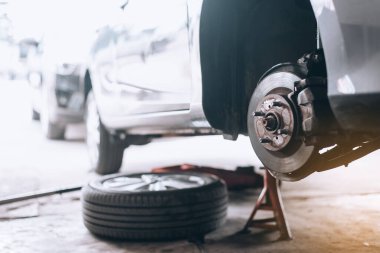 Bir sokak kazasından sonra araba arızalarını gidermek. Ayrıntılar ve metal parçalarına odaklan ve eskimiş disk, tamir için tekerlekleri olmayan disk frenini kapat..