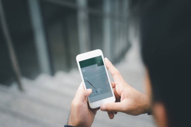 Haritadaki GPS ile akıllı telefonu kontrol eden insanlar, cep telefonundaki navigasyon uygulamasını kullanan turistler. Özgürlük ve aktif yaşam tarzı kavramı