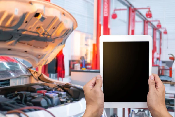 Close Car Mechanic Using Digital Tablet Copy Space Text —  Fotos de Stock