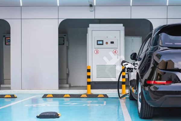 Sürdürülebilir yeşil elektrikli araba. Şehirde elektrikli araba şarj oluyor. Akıllı şehir taşımacılığı. Çevre için gelecekteki şarj istasyonu ve gezegeni kurtarmak.