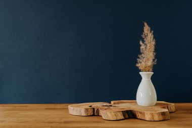 Ahşap masadaki vazodaki çimenler ve kopyalama alanı