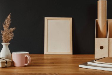 Tahta masanın üzerine boş beyaz dikey çerçeve