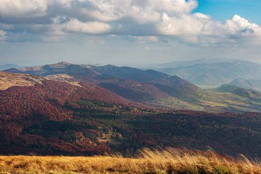 Polonya Bieszczady dağlarının sonbahar manzarası