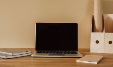 Ahşap masada duran kişisel bilgisayar.