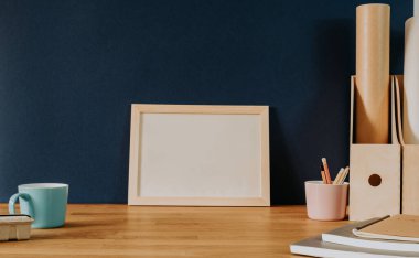 Doğal ahşap masa üzerinde yatay boş çerçeve