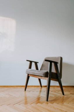 Tahta parke üzerinde koltuk - dikey fotoğraf