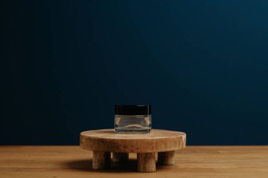 Cam kavanoz ahşap üzerinde duruyor mavi arkaplanda;