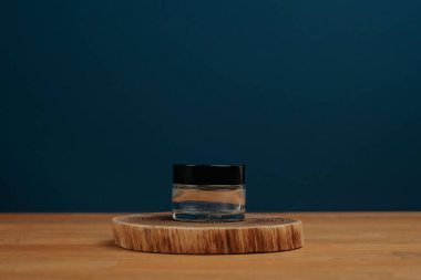 Koyu mavi arkaplan ve fotokopi alanı ve fotoğraf koleksiyonu olan doğal ahşap masa