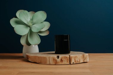 Ürününüzü buraya koyun, koyu arka plan ve ahşap masa