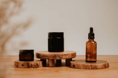 Ahşap kürsüde kavanozlar ve serum kapları, koleksiyon