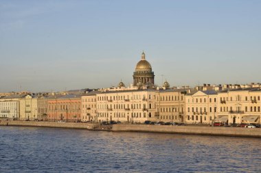 Petersburg manzarası güneşli bir yaz gününde çekildi.