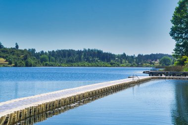 Güneşli bir günde yüzen bir köprüyle Seoraza gölünde.