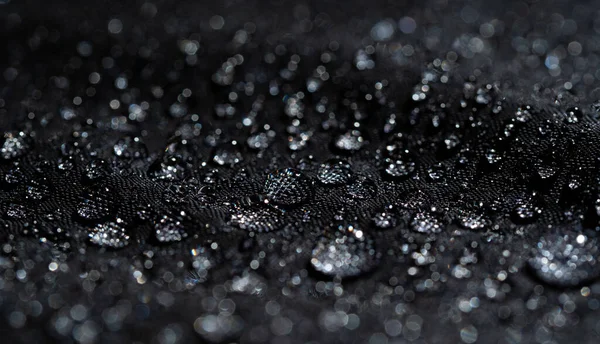 Ceketin üzerindeki su damlacıkları. Su geçirmez kumaş. su geçirmez kumaş.
