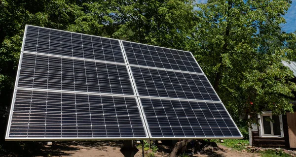 Panneau solaire, photovoltaïque, source d'électricité alternative - concept de ressources durables — Photo