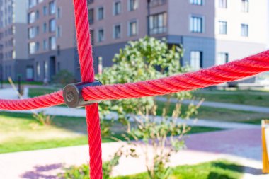 Çocuklar için ip ormanı. Şehir avlusunda oyun parkı