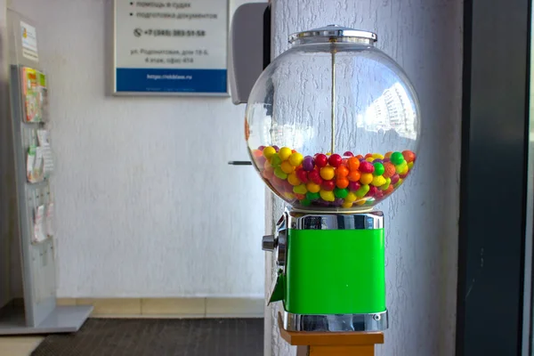 Uma máquina de venda automática com chiclete ou doces para variar — Fotografia de Stock