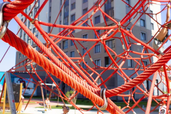 Cordas de ginástica da selva em uma sala de jogos das crianças do parque — Fotografia de Stock