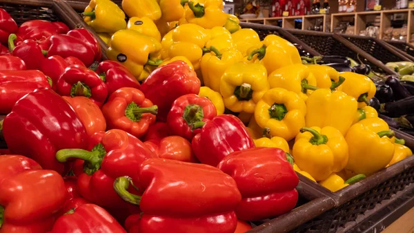 Süpermarkette kutularda duran kırmızı ve sarı biber seti.