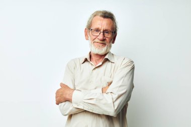 Yaşlı adam gülümsüyor, el hareketi, hafif arka plan.