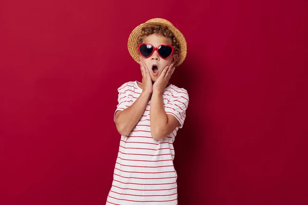 Kleine jongen draagt een zonnebril en hoed poseren mode kinderen stijl — Stockfoto