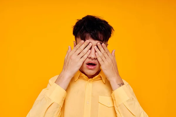 Hombre guapo en camisa amarilla posando emociones fondo amarillo — Foto de Stock