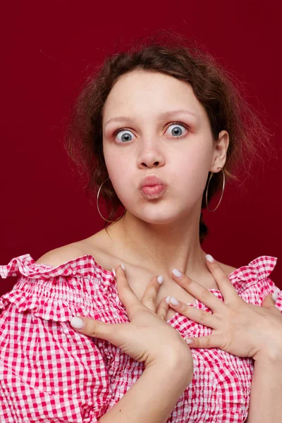 Mooie vrouw grimacing gezicht close-up onveranderd — Stockfoto