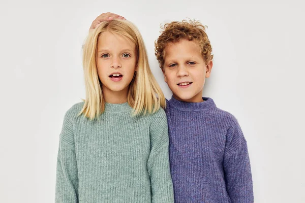 Şirin çocuklar eğlenceye sarılıp çocukluklarını değiştirmeden poz veriyorlar.