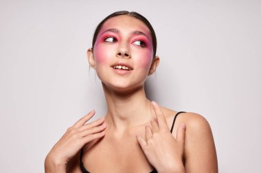 Güzellik moda kadın parlak makyaj poz moda duyguları hafif arka plan değiştirilmemiş