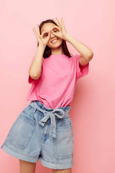 Optimistisk ung kvinna i snygga kläder poserar känslor beskärd vy — Stockfoto