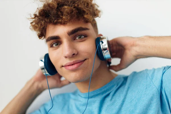 Hombre atractivo en auriculares música emociones aislado fondo — Foto de Stock
