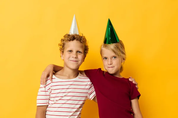 Мальчик и девочка улыбаются и позируют в повседневной одежде на цветном фоне — стоковое фото