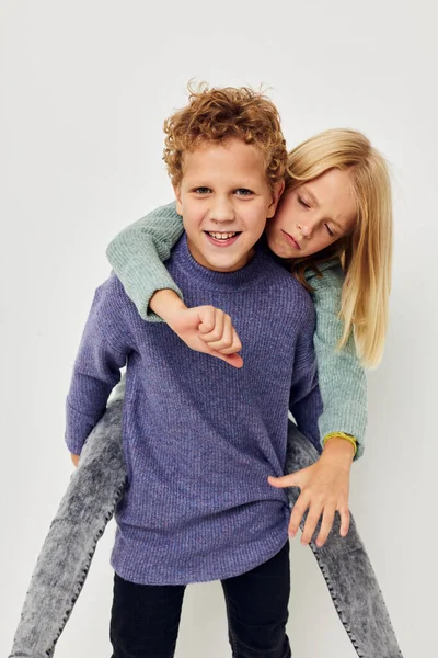 Leuke stijlvolle kinderen in multi-gekleurde truien poseren voor de lol Lifestyle ongewijzigd — Stockfoto