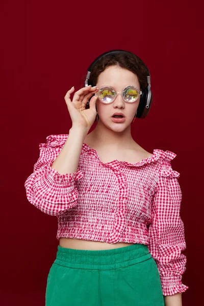 Woman with headphones listening to music glasses and diamond fashion — Fotografia de Stock