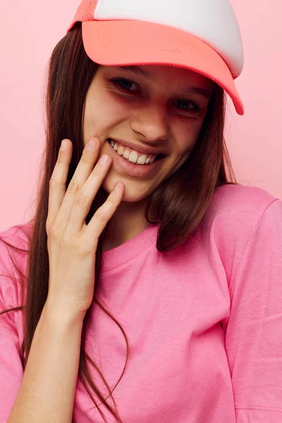 Νεαρή κοπέλα σε ένα ροζ t-shirt με ένα καπέλο στο κεφάλι της casual φορούν — Φωτογραφία Αρχείου