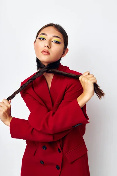 Приваблива дівчина яскравий макіяж червона куртка позує світлий фон незмінним — стокове фото