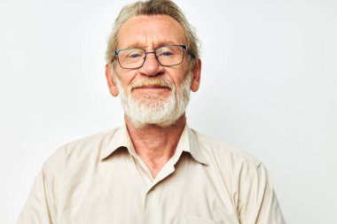 Yaşlı adam izole edilmiş gömleklerle gözlük takıyor