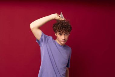 Başında şapkasıyla sapık bir adam gibi el hareketleriyle kırmızı arka planı değiştirilmemiş.