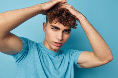 Yakışıklı adam moda özgüveni gösteriyor. Yaşam tarzı değişmemiş.