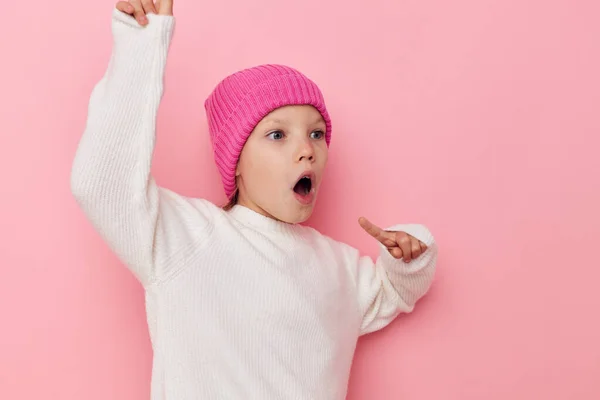 Little girl pink hat on her head posing pink background — Stockfoto