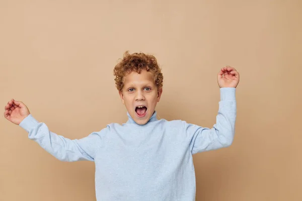 Krullende jongen kinderen stijl mode emoties geïsoleerde achtergrond — Stockfoto